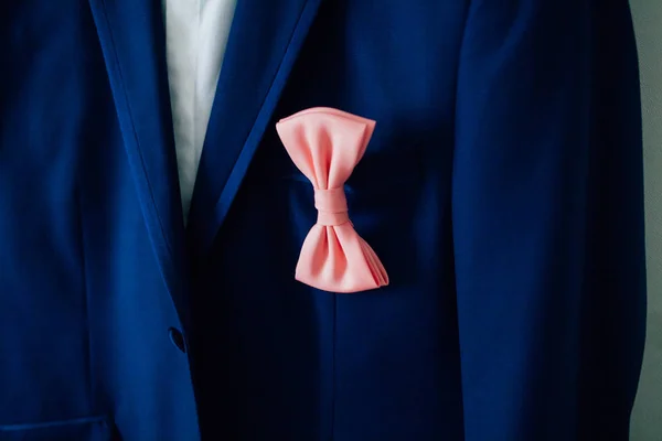 Traje azul y pajarita rosa — Foto de Stock