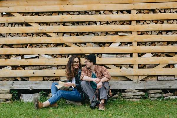 Кілька закоханих дивляться один на одного на відкритому повітрі. Жінка і чоловік закохані сидять на траві. Хіпстерс. Красива молода пара . — стокове фото