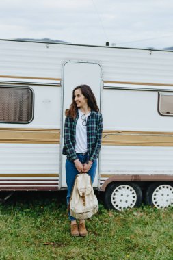 Seyahat sırt çantası ile güzel kız. Römork seyahat yakın duran kız. Araba ile seyahat gözlüklü kadın. Gezgin.