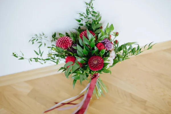 Boda. El ramo de novias. Ramo rústico de flores de borgoña y eucalipto . — Foto de Stock