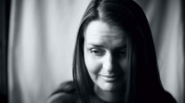 Etkileyici yüz kadınla kameraya bakar ve neşeyle güler.