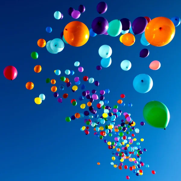 Palloncini colorati che volano nel partito cielo — Foto Stock