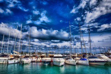 Corfu, Yunanistan - 21 Ekim 2016: Yelkenli gemiler ve yatlar port Corfu Yunanistan'ın demirleyen
