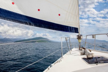 Bir yelkenli, tam ön kısmını İyon Denizi içinde yola çıkacak.