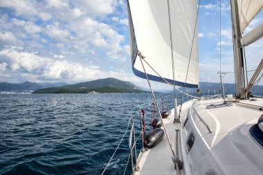 Ön kısmını denizin tam yelken ayarlamak bir yelkenli