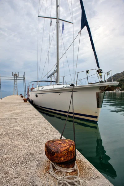 Yacht moored in the port — Stock Photo, Image