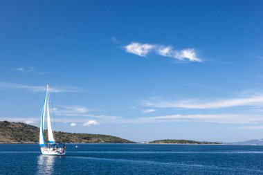 white yat deniz mavi gökyüzü karşı seyahat