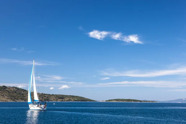Yacht blanc voyageant en mer contre un ciel bleu — Photo