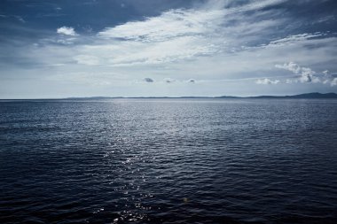 Mavi deniz ve tropikal gökyüzü bulutlar fotoğrafı.