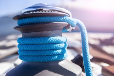 Bir yatta mavi ip ile vinç