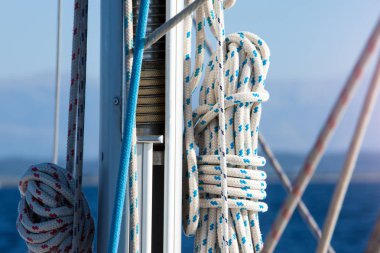 Gemi direkleri ve ip.