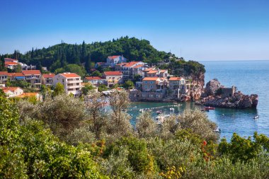 Karadağ kıyısındaki güzel oteller.