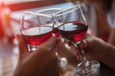 Açık havada eğleniyor, kırmızı şarap toasting mutlu arkadaşlar. Gözlük üzerinde odaklanmak