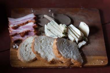 ekmek et ve peynir eski kesme tahtası üzerinde