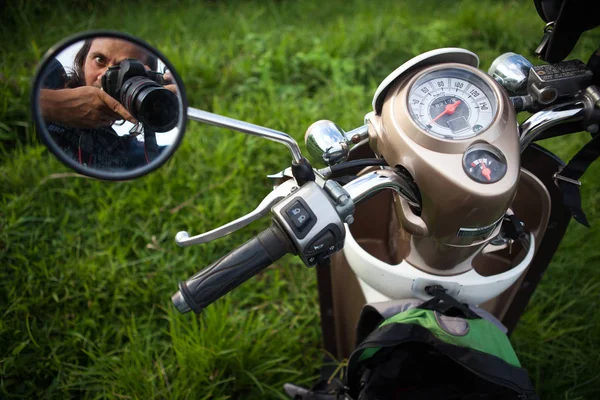 Kadın fotoğrafçı zevk yaşam ne zaman seyahat ve almak Vietnam kırsal Motosiklet ile fotoğraf
