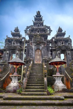 Bali dili Tapınağı Pura Besakih girişi. Hinduizm üzerinde tropikal ada Endonezya