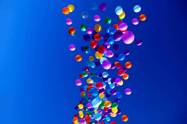 Palloncini colorati che volano nel partito cielo — Foto Stock