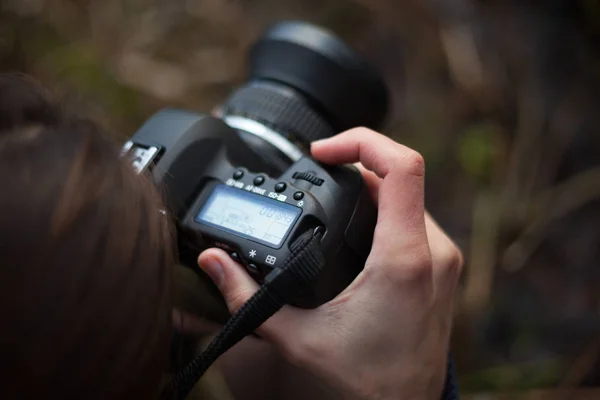 Fotoğrafçı iş başında. SLR kamera yakın çekim — Stok fotoğraf