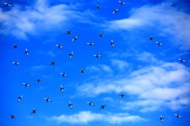 Bir sürü uçak mavi gökyüzü