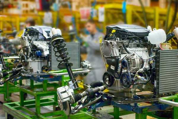 Bir fabrikada montaj hattı üzerinde yeni imal edilmiş motorları.