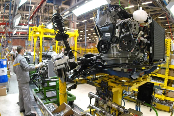 Nuevos motores fabricados en línea de montaje en una fábrica . — Foto de Stock