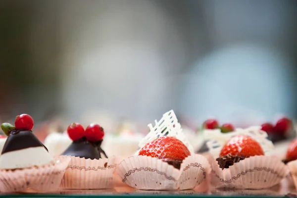 Fondue de chocolate con fresas frescas, enfoque selectivo —  Fotos de Stock