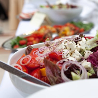 Domates soğan ve peynir beyaz bir tablo üzerinde sebze salatası.