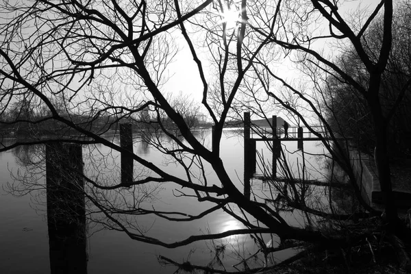 Avond landschap in de buurt van de rivier van de stad — Stockfoto