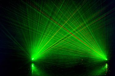 Soyut renkli yeşil lazer ışık gece göster: