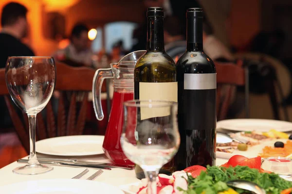 Dos botellas de vino en una mesa en un restaurante — Foto de Stock