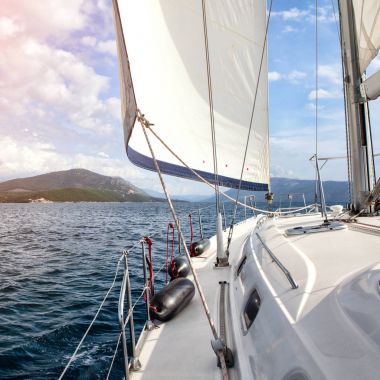 Ön kısmını denizin tam yelken ayarlamak bir yelkenli