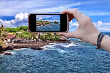Bir kadın güzel deniz manzara fotoğrafları. Eller Close-Up.