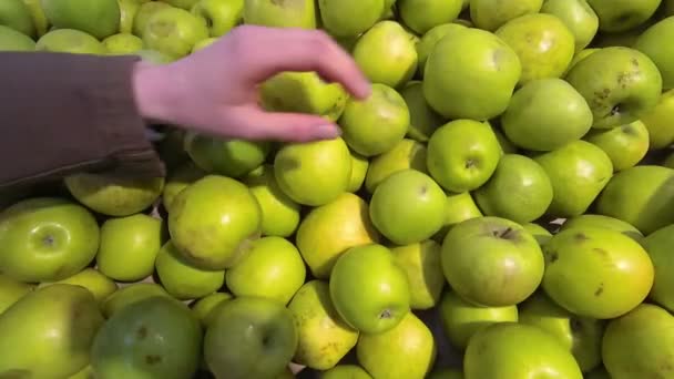 Hand neemt een groene appel in de winkel — Stockvideo