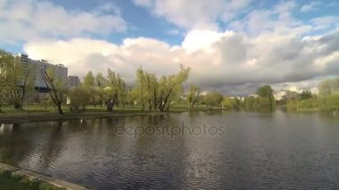Moskova'da bir göl ile yeşil bir park Panoraması. Etkileyici gökyüzünün suya yansıyan.