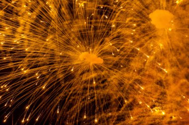 gece gökyüzünde havai fişek patlamalar. Yakın çekim.