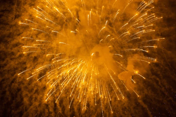 Explosiones de fuegos artificiales en el cielo nocturno. Primer plano . — Foto de Stock