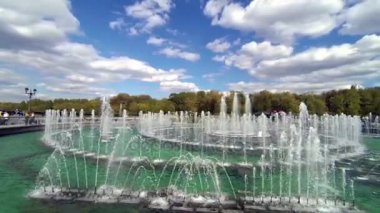 Bir yaz gününde parkta büyük bir çeşme Panoraması. 