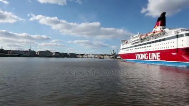 Helsinki, Finlandiya - 23 Temmuz 2013: tekne yüzer şehrin arka plan büyük yolcu gemilerine Finlandiya Körfezi içinde güneşli yaz gün.