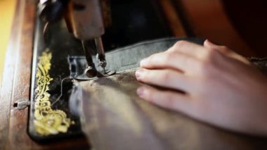 Antika dikiş makinesi, eller yukarı