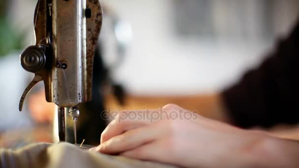 Máquina de costura antiga, mãos femininas close-up — Vídeo de Stock