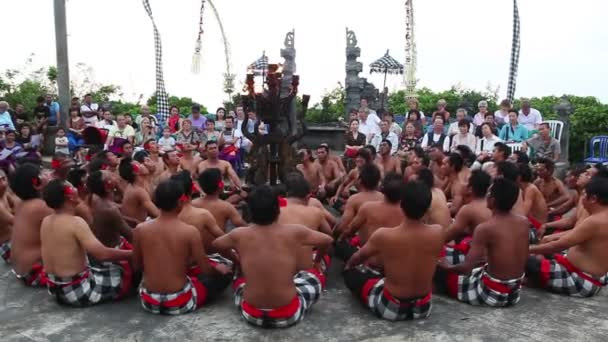 Bali, Endonezya - 03 Mart 2013: Kecak dans Bali geleneksel bir ritüel, Indonesia.This dans Uluwatu akan görünümünü dans Temple.Blurred gösterilir. — Stok video