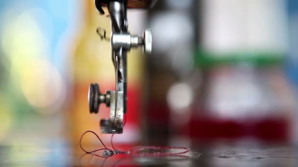 Primer plano en la máquina de coser — Vídeos de Stock