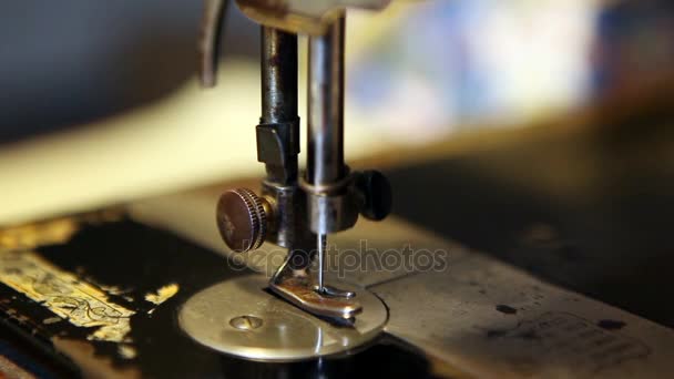 Aguja en una máquina de coser de cerca — Vídeo de stock