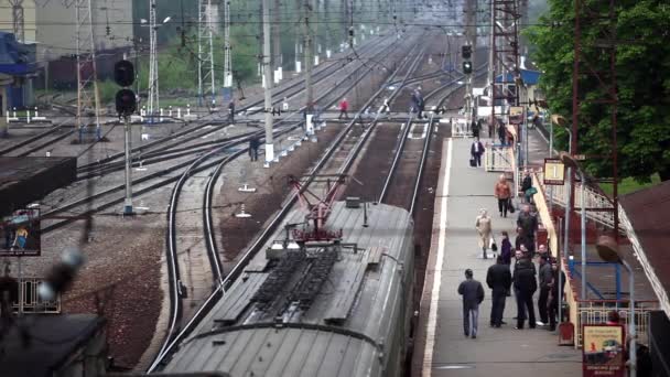 Росія Москві 18 травня 2011: поїзд після прибуття на станцію з людей, які чекають на платформі — стокове відео