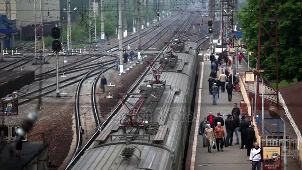 Rusko Moskva 18. května 2011: příjezd vlaku na stanici s lidmi — Stock video