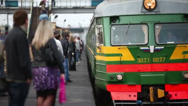 Μόσχα Ρωσία 18 Μαΐου 2011: άφιξη σιδηροδρομικό σταθμό με ανθρώπους που περιμένουν σε πλατφόρμα — Αρχείο Βίντεο