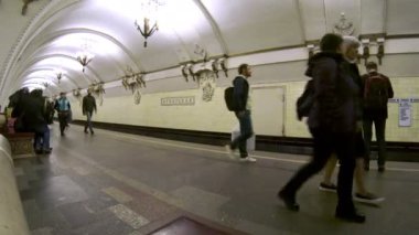 Moskova, Rusya - 18 Mayıs 2017: insanlar Arbatskaya metro istasyonunda tren için bekliyor. Hızlandırılmış