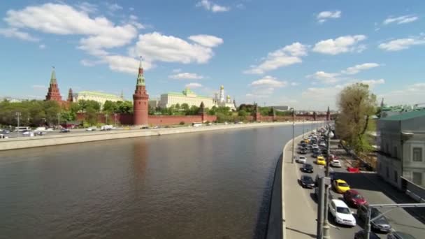 Pohled na Moskvu. Kreml, zlatá kopule kostelů, řeka. Automobilové dopravy v blízkosti.