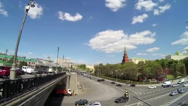 Μόσχα Δείτε. Κρεμλίνο, Χρυσή Τρούλος των εκκλησιών, ποτάμι. Κυκλοφορία αυτοκινήτων κοντά. — Αρχείο Βίντεο