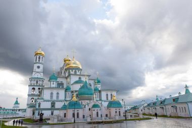 Istra, Rusya - Haziran, 2017: New Jerusalem Manastırı, olarak da bilinen Voskresensky Manastırı. Dramatik gökyüzü